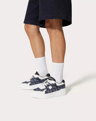 VALENTINO Sneaker Low - top One Stud XL in nappa e tessuto jacquard effetto denim - Moda & Modi Luxury